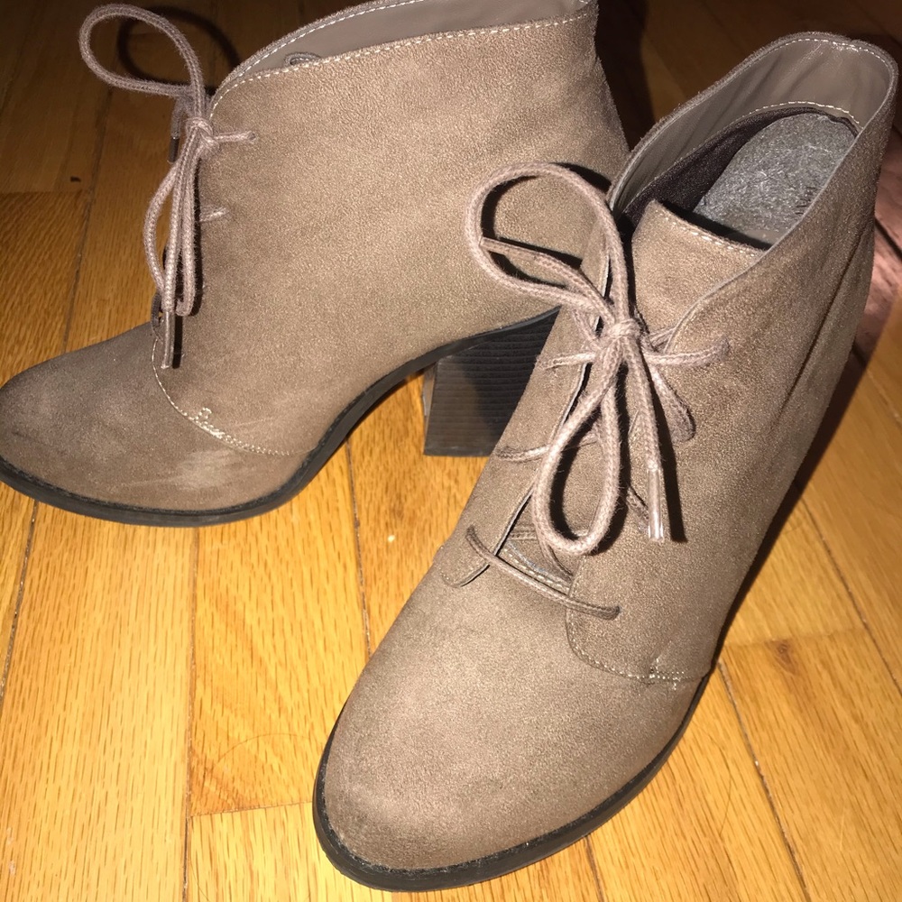 Grey botties